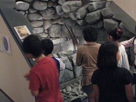 石室の復元模型にびっくりしている子どもたち