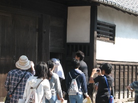長屋門をくぐって亀山藩の家老の家へ