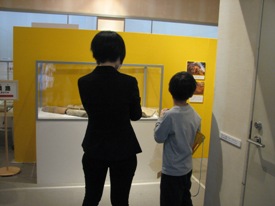 展示を見ながら質問する児童