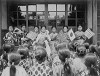 写真7-6 川崎小学校での歓迎会　1927年（酒井家資料）
